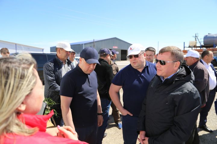 Министр сельского хозяйства и продовольствия Татарстана ознакомился с ходом заготовки кормов в Алексеевском районе