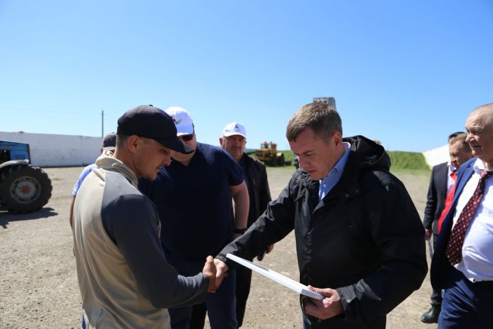 Министр сельского хозяйства и продовольствия Татарстана ознакомился с ходом заготовки кормов в Алексеевском районе