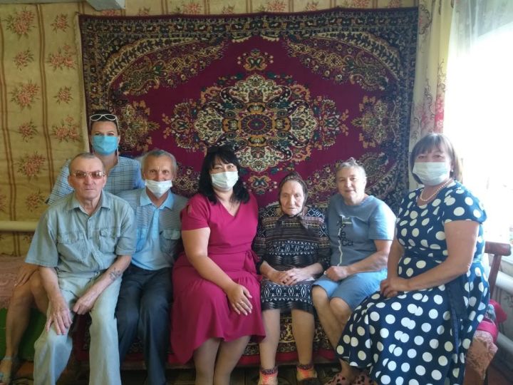 15 июля 95-летие отметила ветеран труда, труженица тыла, жительница села Александровка Ольга Никифоровна Петрова.