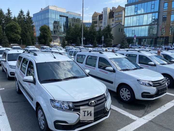 Президент РТ Рустам Минниханов вручил фельдшерам ключи от автомобилей с медицинским устройством