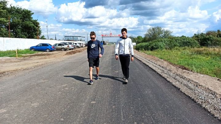 В Куркуле Работники «Алексеевскдорстроя» завершили укладку первого слоя асфальта на дороге, ведущей с трассы к селу