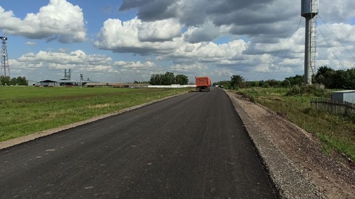 В Куркуле Работники «Алексеевскдорстроя» завершили укладку первого слоя асфальта на дороге, ведущей с трассы к селу
