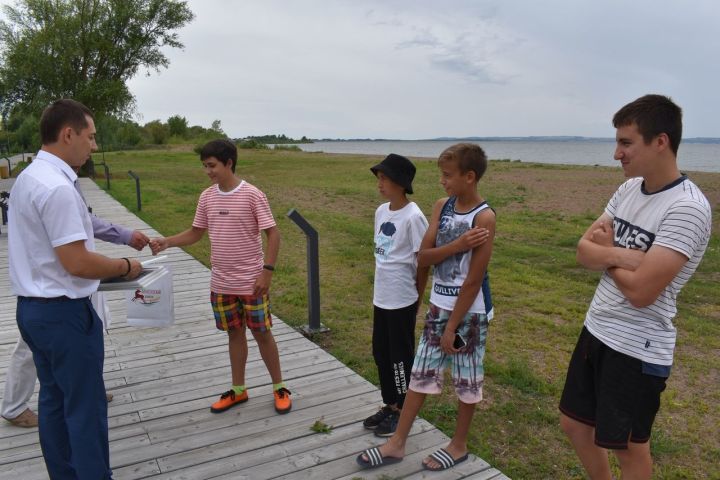 Глава района отметил юных алексеевцев, которые очистили пляжную зону от мусора