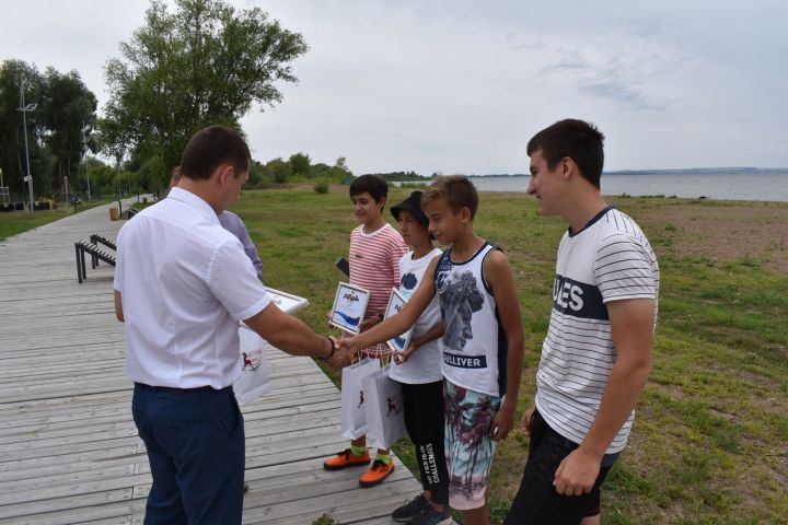 Глава района отметил юных алексеевцев, которые очистили пляжную зону от мусора