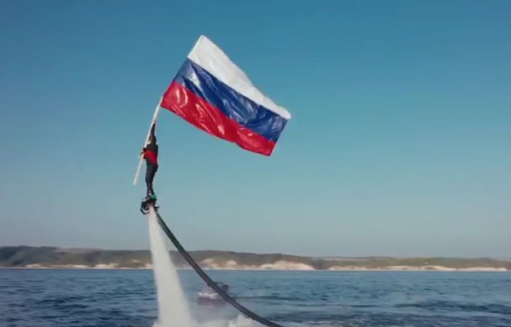 Сегодня наша страна отмечает один из важных праздников - День Государственного флага Российской Федерации