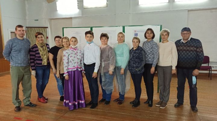 В Алексеевском на выборах избирателей встречают артисты