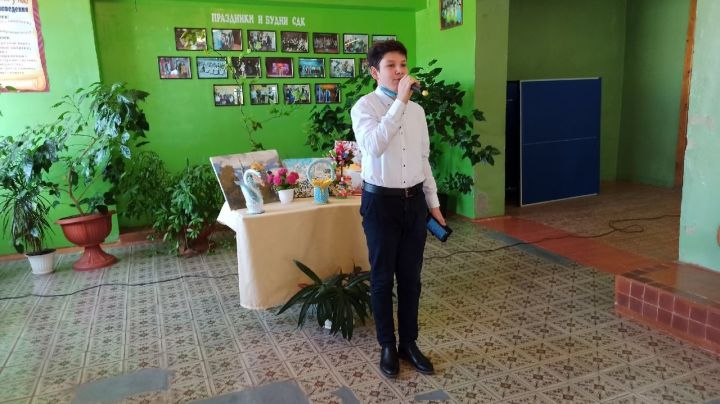 В Алексеевском на выборах избирателей встречают артисты