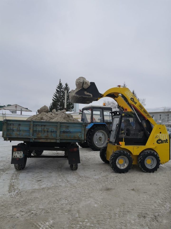 Алексеевские коммунальщики с раннего утра устраняют последствия снегопада
