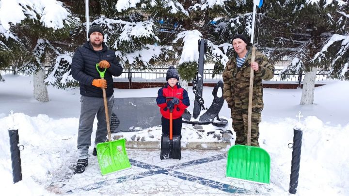 Алексеевцы очистили от снега сквер моряков
