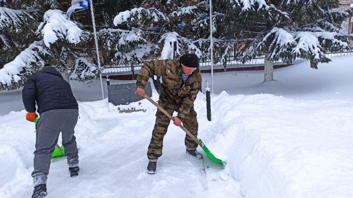 Алексеевцы очистили от снега сквер моряков