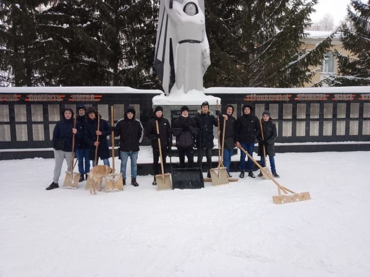 Студенты аграрного колледжа очистили от снега парк Победы