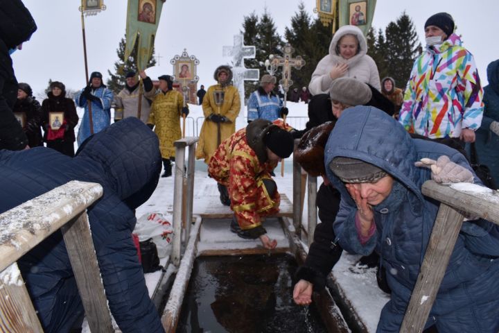 В Крещение алексеевцы крестным ходом пришли к Ахтырскому колодцу