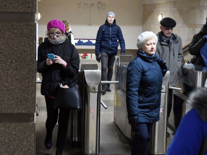 В Казани снизят стоимость проезда в метро при оплате картой «Мир» через смартфон