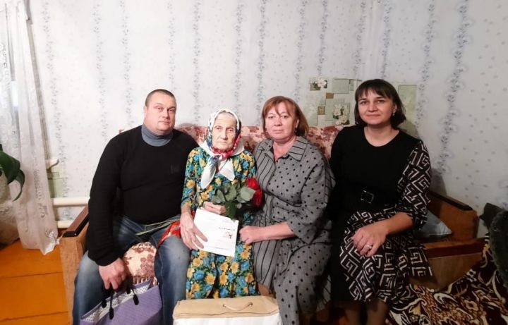 Труженицу тыла из Алексеевского поздравили с девяностолетием
