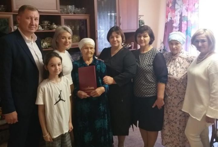 Поздравления с 90-летием принимает Лала Мустафовна Валеева, труженица тыла и ветеран труда