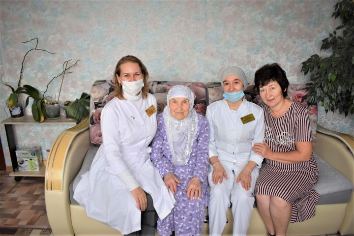 Ветерана медицинской службы посетили сотрудники Алексеевской ЦРБ