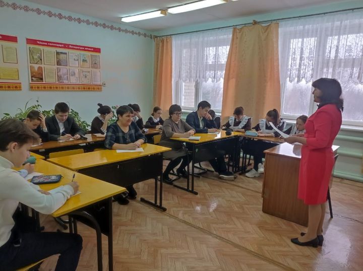 Алексеевцы пишут диктант на эрзянском и чувашском языках