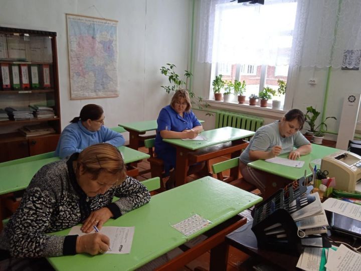 Алексеевцы пишут диктант на эрзянском и чувашском языках