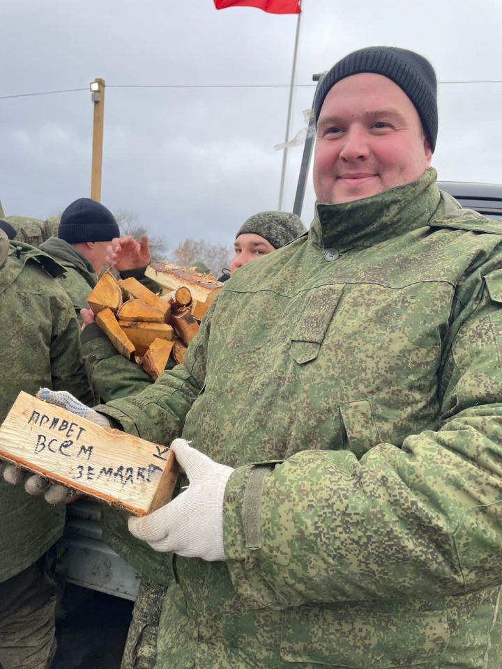 Алексеевским мобилизованным доставили дрова с приветом из дома