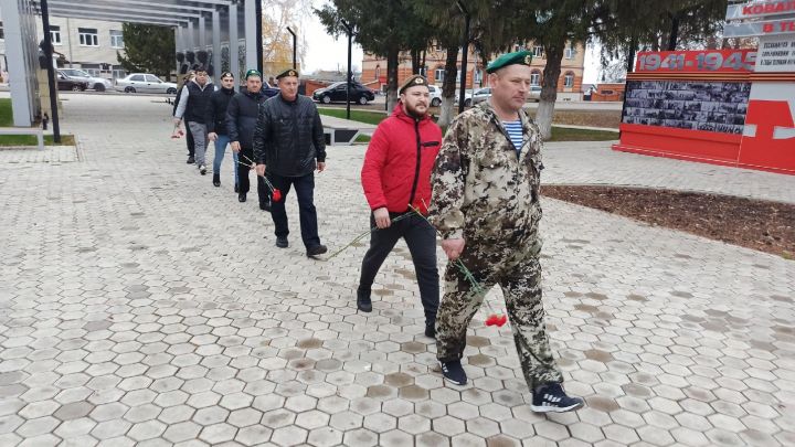 Алексеевские разведчики возложили цветы в парке Победы