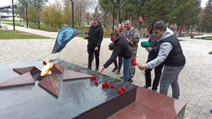 Алексеевские разведчики возложили цветы в парке Победы