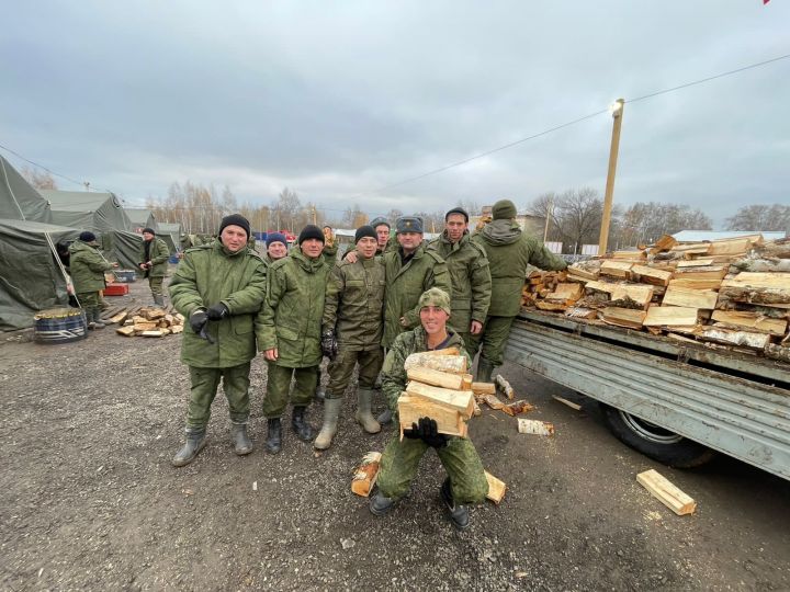 Алексеевским мобилизованным доставили дрова с приветом из дома