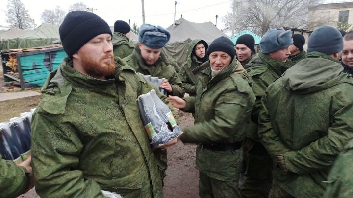 Глава Алексеевского района привёз мобилизованным угощения и предметы первой необходимости