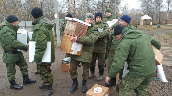 Глава Алексеевского района привёз мобилизованным угощения и предметы первой необходимости