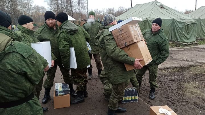 Глава Алексеевского района привёз мобилизованным угощения и предметы первой необходимости