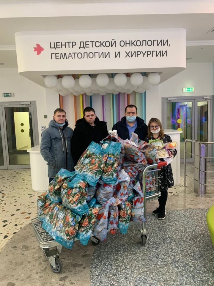 Житель Алексеевского ежегодно дарит новогодние подарки онкобольным детям