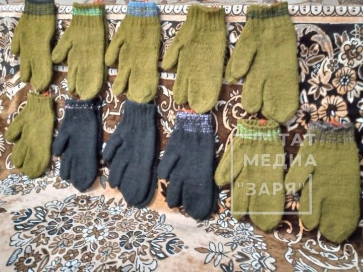 Мулла из Нижних Тиган Алексеевского района связал теплые рукавицы для мобилизованных