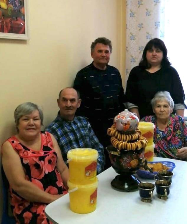Алексеевский пчеловод передал мёд одиноким пожилым