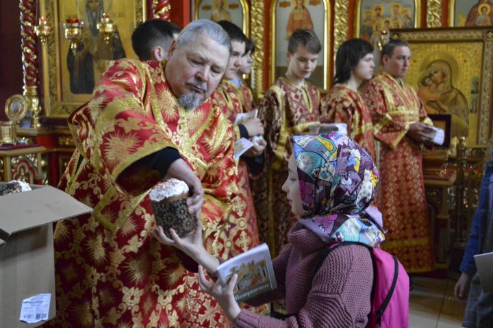 Благочинный Алексеевского округа поздравил женщин с Днем жен-мироносиц