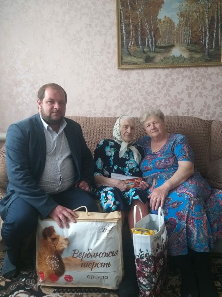 11 мая поздравили с 90-летием труженицу тыла, ветерана труда, жительницу п.г.т. Алексеевское Бозину Таисию Ивановну