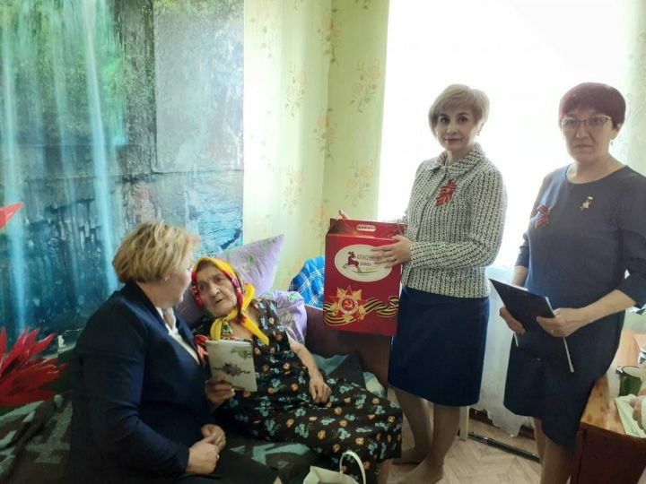 8 мая с 95-летием поздравили труженицу тыла, ветерана труда, жительницу села Тиган Буляк Плотникову Ульяну Ивановну