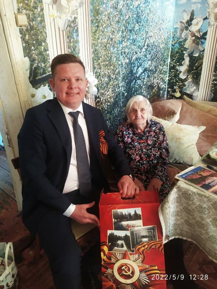 9 мая поздравления с 95-летием принимала труженица тыла, ветеран труда, жительница села Куркуль Суркова Надежда Мефодьевна