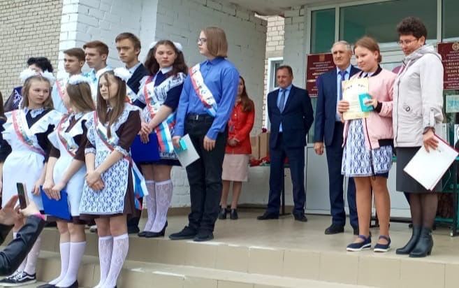 Сегодня в местном отделении Партии "ЕДИНАЯ РОССИЯ" наградили победителей муниципального этапа республиканского конкурса "Дети рисуют страну"