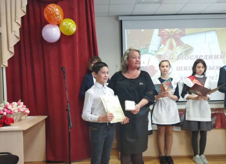 Сегодня в местном отделении Партии "ЕДИНАЯ РОССИЯ" наградили победителей муниципального этапа республиканского конкурса "Дети рисуют страну"