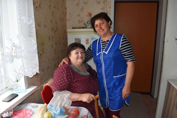 "Она наше солнышко": жители Родников рассказали о своём соцработнике