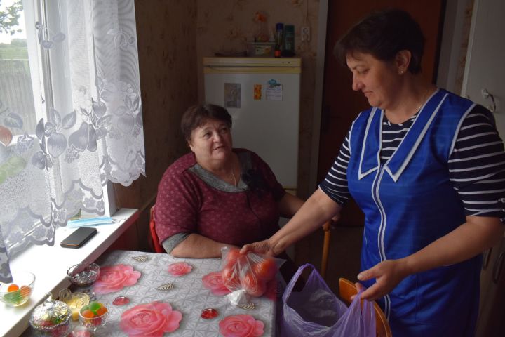 "Она наше солнышко": жители Родников рассказали о своём соцработнике
