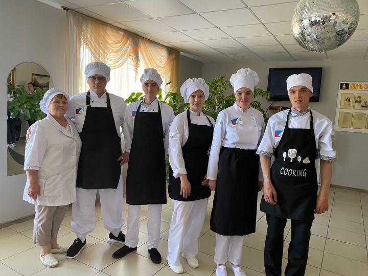 Выпускники Алексеевского аграрного колледжа выразили благодарность своему мастеру Нине Васильевне Мишечкиной