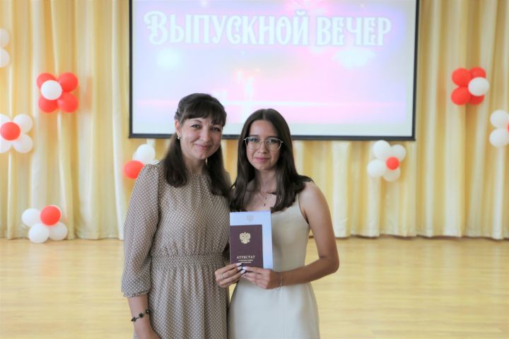 2нче Алексеевск мәктәбендә чыгарылыш укучыларына өч алтын медаль тапшырылды