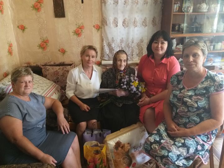 В Масловке поздравили с 90-летием труженицу тыла, ветерана труда – Павлову Елизавету Петровну