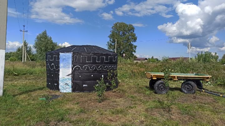 Алексеевец разбил парк у своего дома и поставил юрту в стиле Волжской Булгарии