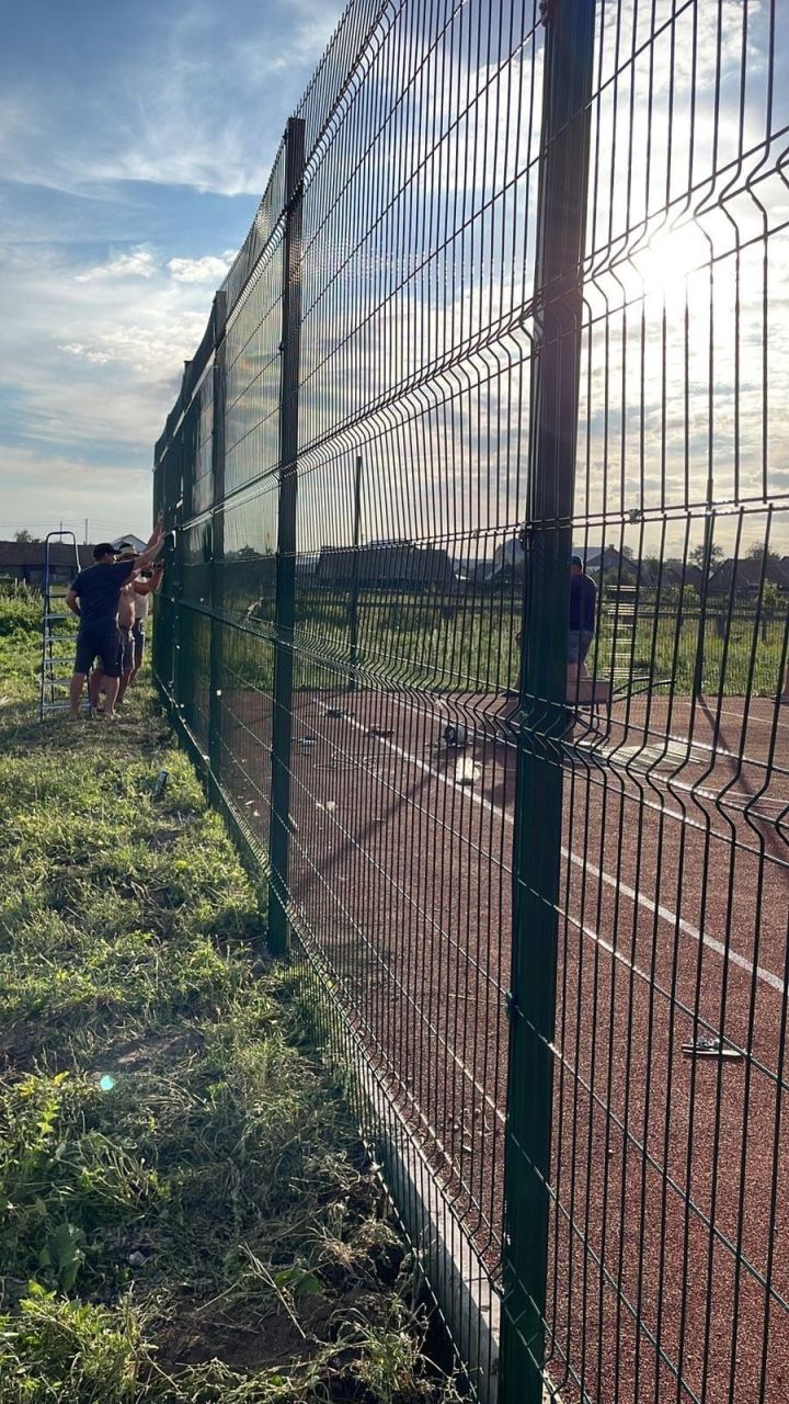 Жители Чувашской Майны общими усилиями установили ограждение спортивной площадки