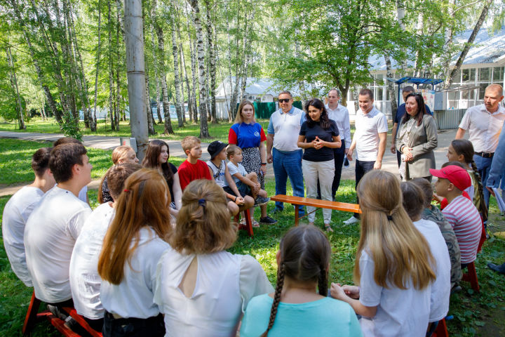 Лейла Фазлеева посетила детские лагеря, в которых разместились дети из ДНР и ЛНР