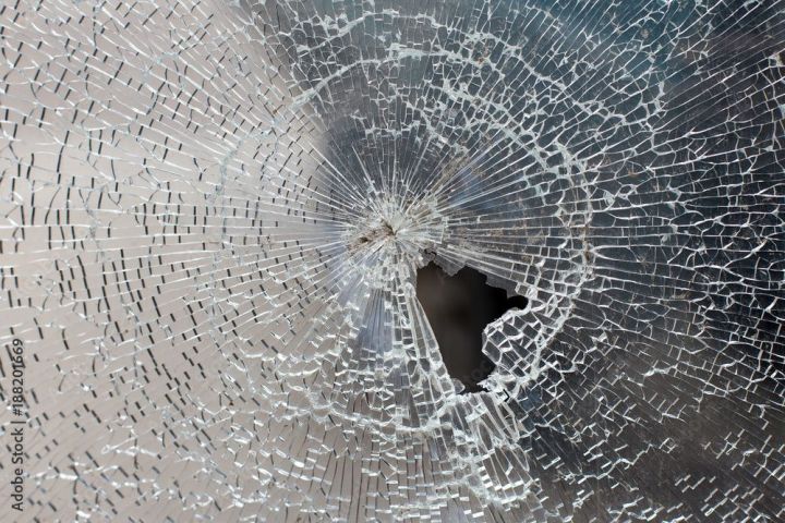 Родители подростков заплатят 54 тысячи рублей за разбитое стекло