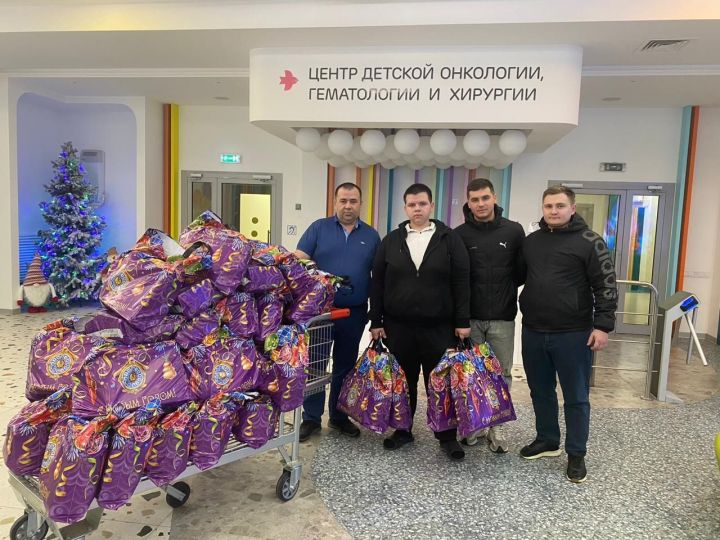 Алексеевскилы Сергей Назаренко онкология белән авыручы балаларга 65 яңа ел бүләге тапшырды.