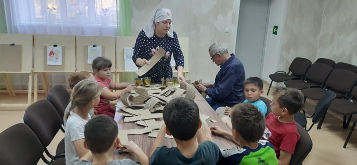 Воспитанники приюта «Забота» приняли участие в изготовлении окопных свечей