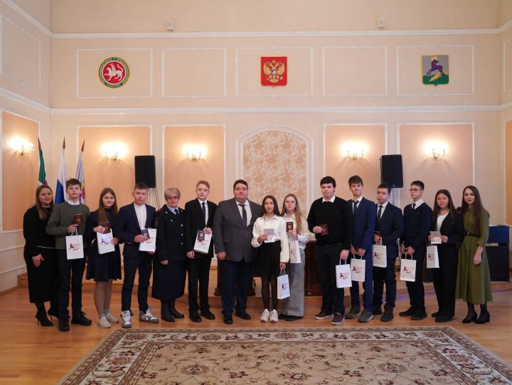 11 школьников района получили первый взрослый документ